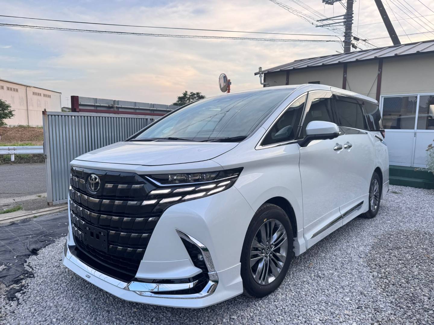 Alphard by TOYOTA